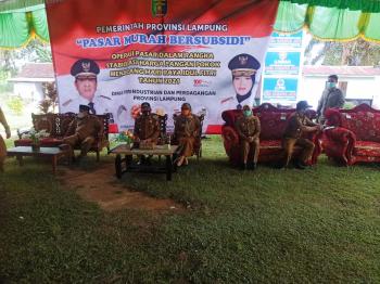 Bupati Mesuji Sapli TH Hadiri Pasar Murah Bersubsidi Pemprov Lampung di Kabupaten Mesuji  